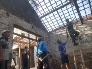 Gotong Royong Masyarakat Bangun Kembali Rumah Roboh