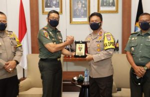 Tingkatkan Sinergitas TNI-Polri, Kapolda Jatim Sambut Hangat Kunjungan Kehormatan Pangdiv II Kostrad