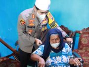 Mbah Munikah Menangis Saat Kapolresta Mojokerto Beri Kursi Roda