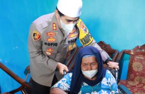 Mbah Munikah Menangis Saat Kapolresta Mojokerto Beri Kursi Roda