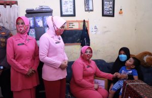 Kepedulian Kapolres Kediri dan Istri Peluk Bocah Lumpuh Usai Memberikan Bantuan Bikin Trenyuh