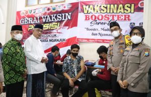 Jelang Mudik, 1.200 Warga Ponpes Al Ubaidah Disuntik Vaksin Booster dari Polres Nganjuk