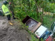 Di Tanjakan As Roda Patah, Truk Pengangkut Pasir Mundur, Masuk Parit, Biting, Sooko
