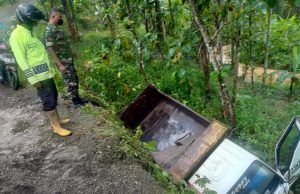 Di Tanjakan As Roda Patah, Truk Pengangkut Pasir Mundur, Masuk Parit, Biting, Sooko