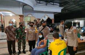 Bulan Ramadhan Tak Jadi Halangan Polres Blitar Layani Vaksinasi