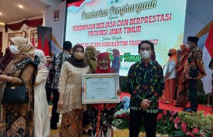 Wartawati PWI Ponorogo Terima Penghargaan Gubernur Jatim