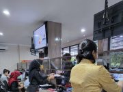 Peringati Hari Kartini, Polwan Polda Jatim Berikan Pelayanan dengan Busana Kebaya