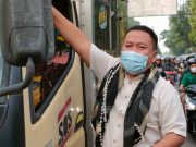 Turun ke Jalan, Legislator Ali Mufthi bersama MD KAHMI Ponorogo Bagi-bagi Takjil Buka Puasa