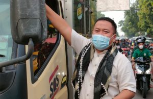 Turun ke Jalan, Legislator Ali Mufthi bersama MD KAHMI Ponorogo Bagi-bagi Takjil Buka Puasa