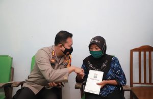 Lawan Jambret, Mbah Poninten Terima Penghargaan dari Kapolres Kediri