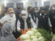 Gubernur Khofifah Berbagi & Pantau Harga Sembako di Pasar Legi