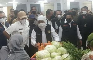 Gubernur Khofifah Berbagi & Pantau Harga Sembako di Pasar Legi