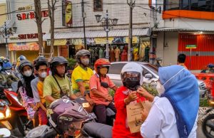IKA UNAIR Ponorogo Bagi Ratusan Takjil Ramadhan