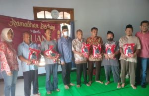 Johan Budi Bagi Ratusan Paket Beras & Sembako