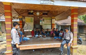 Ciptakan Rasa Aman Bagi Warga, Polsek Jambon Patroli Dialogis di Poskamling