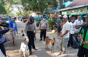 Polsek Kedunggalar Lakukan Pengawasan PMK Di Pasar Pon Desa Kedunggalar