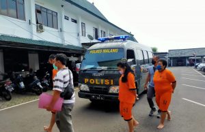 Penyidik Satreskrim Polres Malang Serahkan 3 Jaksa Gadungan ke Kejaksaan Negeri Malang