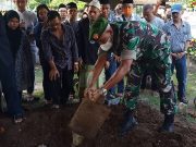 Ayah Cholik Agus Dianto, Suami Wakil Bupati Ponorogo Bunda Rita, H. Moelyono Dimakamkan Secara Militer