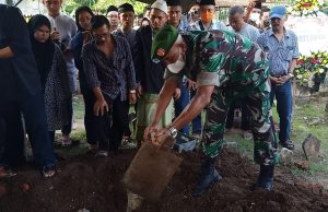 Ayah Cholik Agus Dianto, Suami Wakil Bupati Ponorogo Bunda Rita, H. Moelyono Dimakamkan Secara Militer