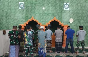 Kerja Keras Garap Insfrastruktur di Ngrayun, TNI Tetap Utamakan Shalat Berjamaah