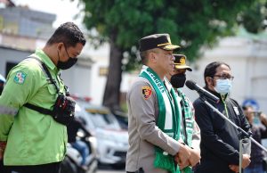 Berikan Bantuan Ambulance Untuk Bonek, Kapolrestabes Surabaya Minta Penonton Laga Persahabatan Wajib Vaksin