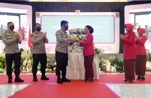 Kapolda Jatim Mengikuti Upacara Virtual HUT Ke-42 Yayasan Kemala Bhayangkari Tahun 2022 di Mapolda JatimKapolda Jatim Mengikuti Upacara Virtual HUT Ke-42 Yayasan Kemala Bhayangkari Tahun 2022 di Mapolda Jatim