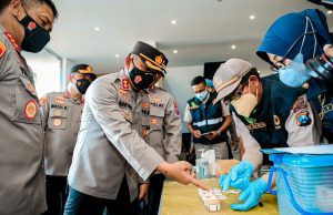 Kapolrestabes Surabaya Laksanakan Tes Urine Mendadak