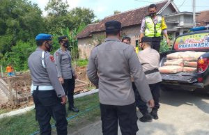 Tanggap Bencana, Polisi di Ponorogo Berikan Bantuan Korban Tanah Longsor