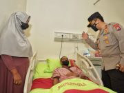 Kapolda Jatim Menjenguk Anggota Sabhara yang Terkena Lemparan Batu Saat Pengamanan Laga Persahabatan Persebaya Bertemu Persis Solo