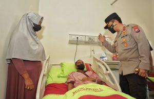 Kapolda Jatim Menjenguk Anggota Sabhara yang Terkena Lemparan Batu Saat Pengamanan Laga Persahabatan Persebaya Bertemu Persis Solo