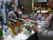 Harkamtibmas Polres Situbondo Mengamankan Puluhan Botol Miras