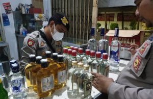Harkamtibmas Polres Situbondo Mengamankan Puluhan Botol Miras
