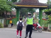 Peduli Keselamatan Pengguna Jalan, Polsek Mantingan Pengamanan Pagi Di Depan SDN Sambirejo 1
