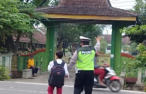 Peduli Keselamatan Pengguna Jalan, Polsek Mantingan Pengamanan Pagi Di Depan SDN Sambirejo 1