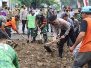 Gotong Royong Perbaiki Jalan Desa,Polres Trenggalek Gelar Bhaksos