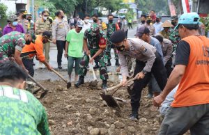 Gotong Royong Perbaiki Jalan Desa,Polres Trenggalek Gelar Bhaksos