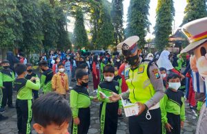 Menanamkan Disiplin Sejak Dini,Si Bontas Polres Batu Keliling Sekolah