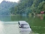 Ditinggal Makan, Mobil Kijang Grand LG Mundur hingga Nyemplung Telaga Ngebel
