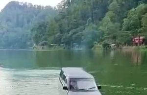 Ditinggal Makan, Mobil Kijang Grand LG Mundur hingga Nyemplung Telaga Ngebel