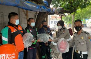 Menjelang Operasi Patuh Semeru 2022, Satlantas Polres Batu Bagi – bagi Helm Gratis