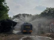 Gunakan Watercanon,Polres Blitar Kota Semprotkan Disinfektan di Pasar Dimoro