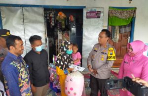 Kapolres Sampang Berikan Bantuan Sosial kepada Balita Kecanduan Aroma Bensin