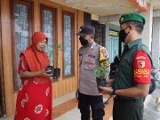 Harga Cabai Meroket, Polisi di Gresik Berikan Bantuan Bibit Cabai untuk Warga