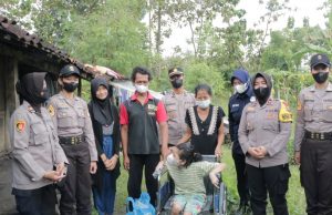 Polwan Polres Ponorogo Berikan Bantuan Kursi Roda dan Sembako, Wujudkan Polisi Peduli