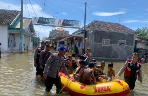 Polres Probolinggo Gunakan Perahu Karet Bantu Evakuasi Warga Terdampak Banjir Rob