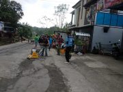 Warga Desa Patik, Pulung, Swadaya Kerja Bakti Perbaiki Jalan