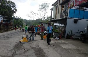 Warga Desa Patik, Pulung, Swadaya Kerja Bakti Perbaiki Jalan