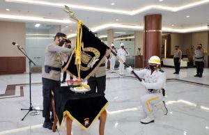 Kapolda Jatim Pimpin Upacara Pemuliaan Nilai Nilai Luhur Tribrata Pataka Polda Jatim “Tan Hana Dharma Mangrva”