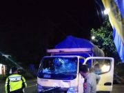 Adu Banteng dengan Truk, Pemotor Honda Versa di Ponorogo luka Serius