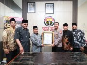HUT Bhayangkara ke 76 Kabid Humas Polda Jatim Dapatkan Penghargaan Dari Pesantren Al Quran Nurul Falah